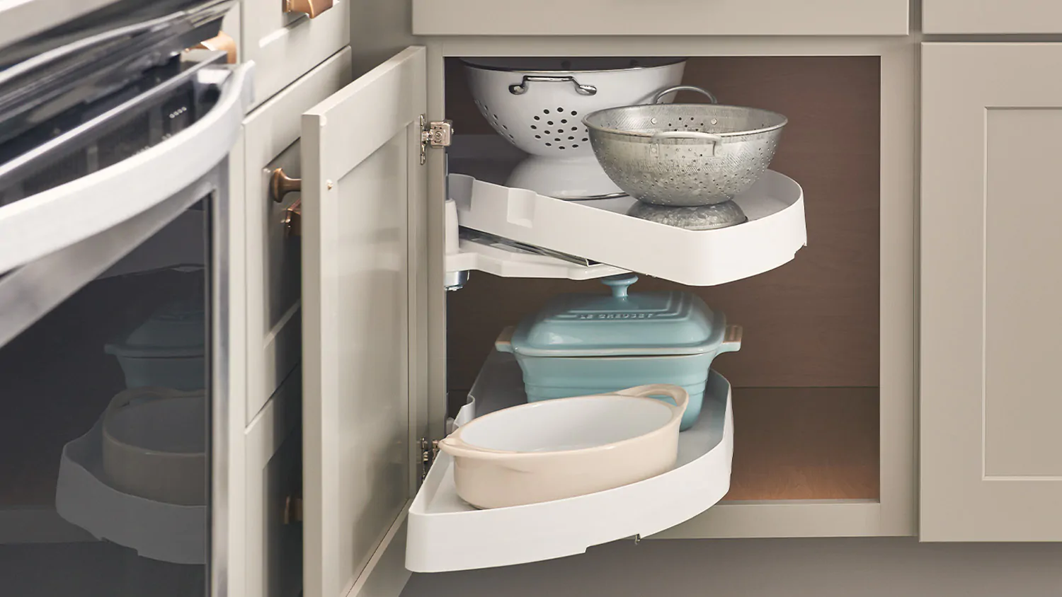 https://www.wholesalecabinets.us/media/catalog/category/Pullout-Lazy-Susan_1.webp